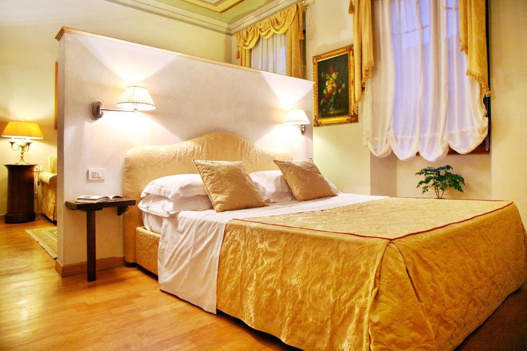 Tornabuoni La Petite Suite Florence Room photo